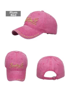 Vues détaillées de la casquette rose rouge en coton délavé avec broderie Bourbon St
