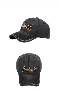 Détails macro de la casquette rétro en coton délavé avec broderie Bourbon Street