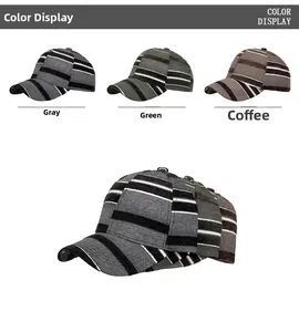 Tre berretti a righe stile britannico in grigio, verde e caffè su sfondo bianco