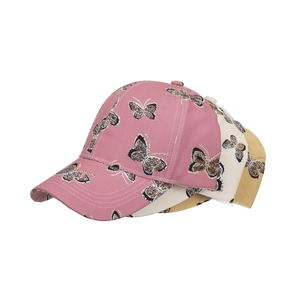 Tre eleganti cappelli da baseball con stampa a farfalla in rosa, beige e giallo