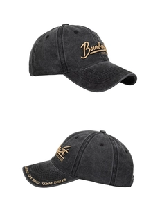 Détails de la casquette en coton lavé avec broderie Bourbon St et slogan sur la visière