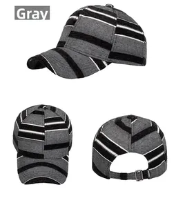 Dettagli del cappellino a righe grigie con fibbia in metallo regolabile sul retro