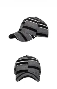 Viste dettagliate del cappello a righe in stile britannico con tessuto a maglia tricolore