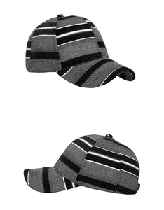 Dettaglio del cappellino a strisce in stile inglese con trama in tela grigia e nera