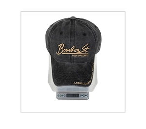 Détail montrant le poids de 86,5 g de cette casquette en coton lavé sur une balance