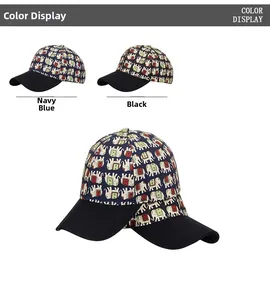 Dettaglio dei cappellini da baseball blu navy e neri con motivi etnici di elefanti