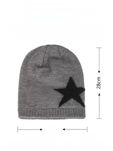 Vue détaillée du bonnet en tricot gris avec un grand motif étoile noire pour l'hiver