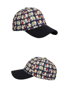 Dettaglio cappellino blu navy con motivi etnici di elefanti e visiera nera opaca