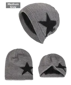 Vue détaillée du bonnet en tricot gris chiné avec étoile noire et doublure polaire