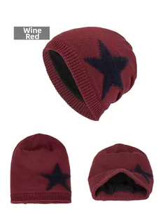Vue détaillée du bonnet en tricot bordeaux avec motif étoile et doublure polaire chaude