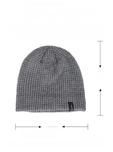 Bonnet en tricot gris posé à plat avec dimensions de 25 cm de large et 22 cm de haut