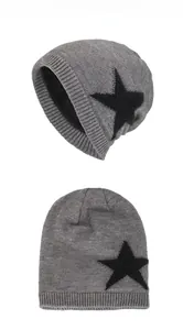 Détail du bonnet en tricot chaud montrant la doublure polaire épaisse et le motif d'étoile
