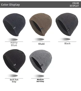 Gros plan détaillé montrant la texture en maille et la doublure polaire de divers bonnets