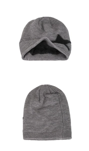 Détails du bonnet d'hiver montrant le tricot gris et la doublure épaisse en polaire noire