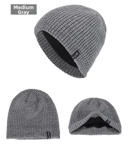 Détail du bonnet d'hiver gris avec texture gaufrée, doublure polaire et étiquette Sport