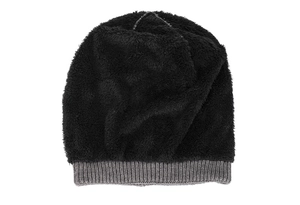 Détail du bonnet en tricot d'hiver avec doublure polaire épaisse et bord gris côtelé