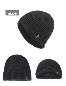 Vues détaillées du bonnet noir montrant la maille gaufrée et la doublure polaire
