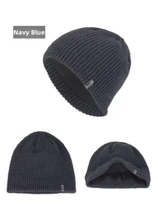 Vues détaillées du bonnet en tricot bleu marine avec doublure polaire et gaufrage
