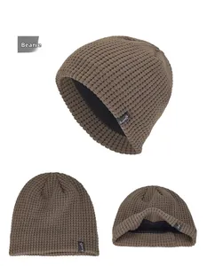 Détail du bonnet d'hiver avec doublure polaire chaude et étiquette sport en kaki