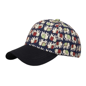 Cappellino da baseball blu scuro con stampa elefanti e tesa nera per protezione solare