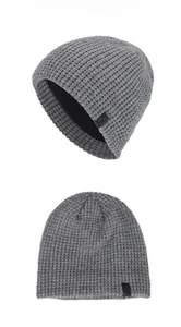 Détails du bonnet en maille gaufrée grise avec doublure polaire et étiquette Sport