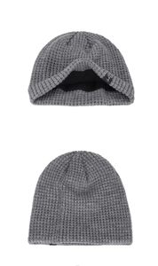 Vue détaillée du bonnet en maille gaufrée gris foncé avec doublure polaire noire épaisse