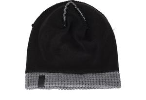 Gros plan sur la doublure polaire épaisse et le tricot gris du bonnet d'hiver noir