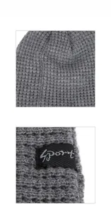 Gros plan détaillé sur la texture en tricot gaufré gris et l'étiquette Sport du bonnet