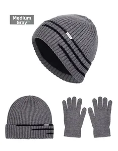 Vue détaillée de l'ensemble bonnet et gants en tricot gris moyen avec texture côtelée