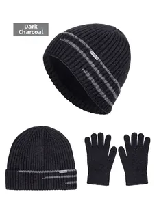 Détail du bonnet en grosse maille côtelée à rayures avec des gants en maille assortis