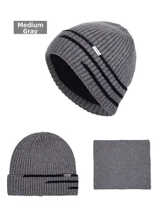 Vue détaillée de l'ensemble bonnet tricoté et tour de cou hiver avec doublure polaire chaude