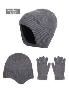 Detail der melierten grauen Strickmütze mit Fleecefutter und passenden Handschuhen
