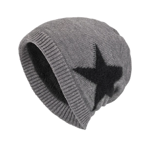 Bonnet d'hiver en tricot gris avec écusson étoile noire et doublure polaire chaude