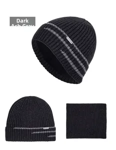 Texture détaillée de l'ensemble bonnet et tour de cou d'hiver gris foncé