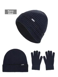 Détail de l'ensemble bonnet et gants en maille côtelée bleu marine avec étiquette métal