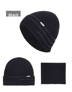 Détail du bonnet d'hiver en maille côtelée noire et cache-col assorti doublé de polaire