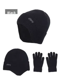 Detailansicht von schwarzem Winter-Strickmützen-Set mit Ohrenschutz und Handschuhen