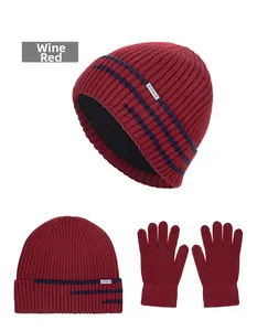 Détail de l'ensemble bonnet en maille bordeaux et gants avec rayures bleues et logo