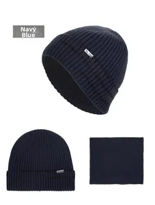 Détail de l'ensemble bonnet et tour de cou en maille bleu marine avec logo en métal
