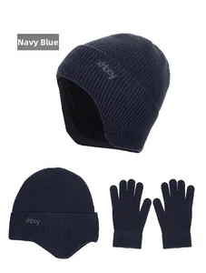 Detail von marineblauer Strickmütze mit warmem Fleecefutter und passenden Handschuhen