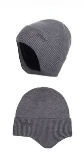 Detailaufnahme der dunkelgrauen Strickmütze mit Ohrenklappen und warmem Fleece-Futter