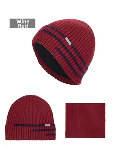 Vue détaillée du bonnet en tricot bordeaux et cache-col avec doublure polaire noire épaisse