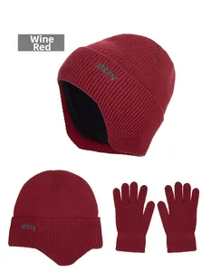 Detailaufnahme von weinrotem Strickmützen- und Handschuh-Set mit warmem Plüschfutter