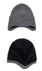 Detailansicht der Strickmütze mit warmem Fleecefutter und shboy-Stickerei für den Winter