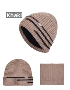 Détails de l'ensemble bonnet en tricot kaki et cache-col avec doublure en polaire douce