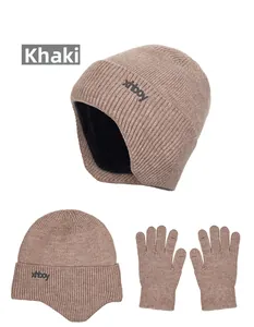 Detailansicht des khakifarbenen Strickmützensets mit Fleece-Futter und passenden Handschuhen
