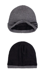 Gros plan du bonnet tricoté gris avec doublure en polaire noire pour l'hiver