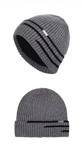 Détail du bonnet d'hiver en tricot gris avec doublure polaire noire et motif à rayures
