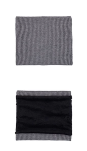 Vue détaillée du tour de cou tricoté gris avec doublure épaisse en fausse fourrure noire