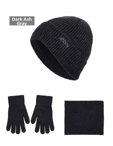 Detailansicht der dunkelgrauen Strickmütze im Set mit geripptem Schal und Handschuhen